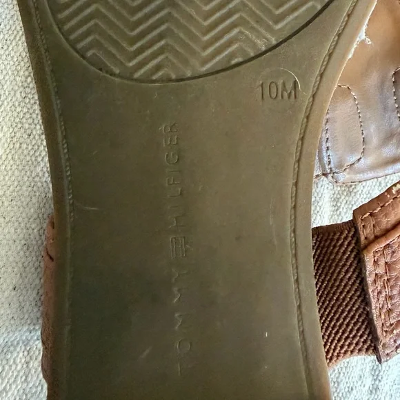 Tommy Hilfiger Women's Brown Leather T-Strap Sandals Gold Emblem and Buckles 10 - Picture 7 of 11
